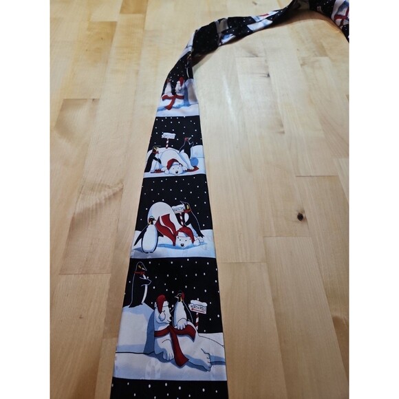 Christmas Tie Hallmark Yule Tie Polar Bear & Penguins - Picture 7 of 9